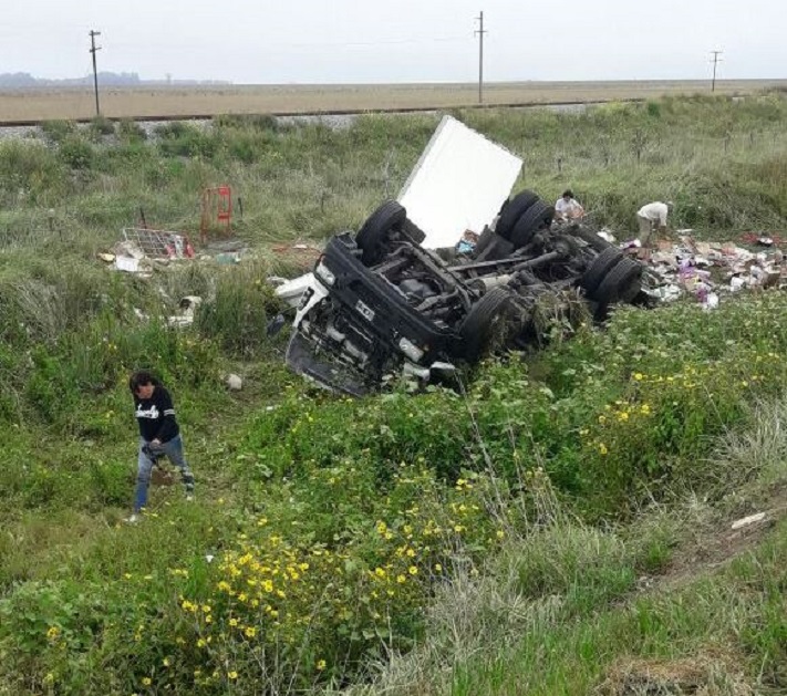 Ruta 2: volcó un camión y la gente saqueó la mercadería que trasladaba