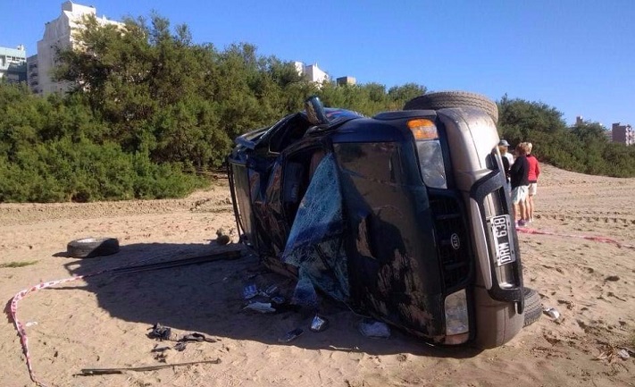 Murió un hombre al volcar con su camioneta en las playas de San Bernardo