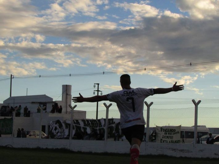 Atlético Miramar goleó a Banfield de Mar del Plata, y ganó su zona