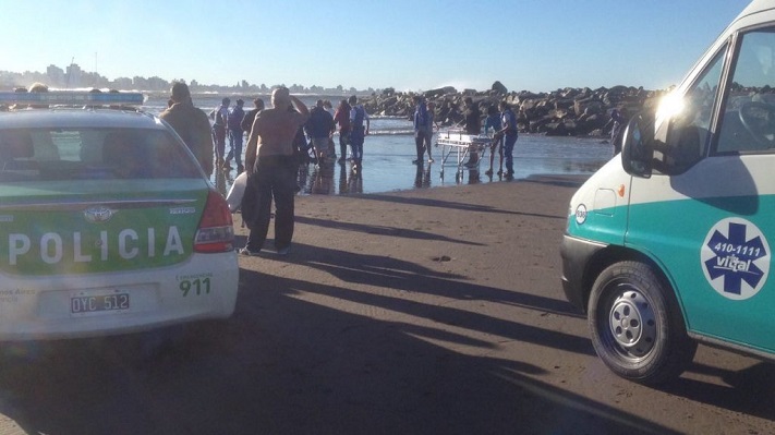 Mar del Plata: estaba surfeando, golpeó contra la escollera y pelea por su vida