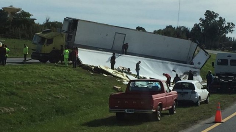 Vuelco de un camión en la ruta 2