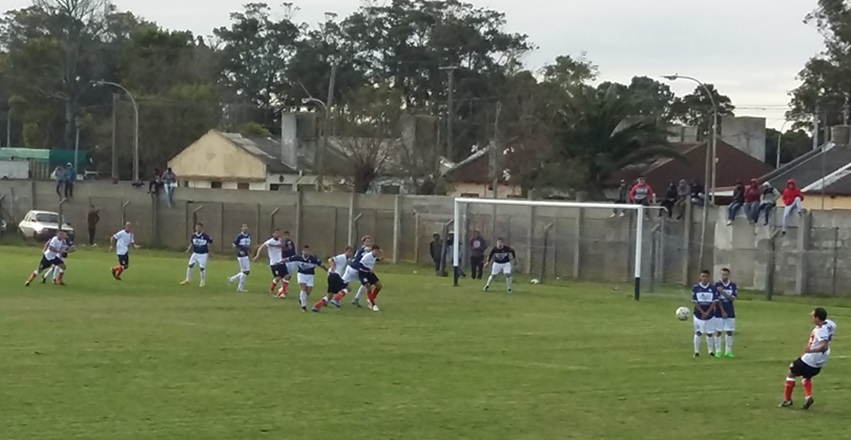 Fútbol Miramar: En un partido más discutido que jugado, Defensores y Atlético empataron