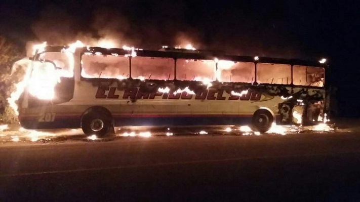 Se prendió fuego un micro del Rápido del Sud en pleno viaje