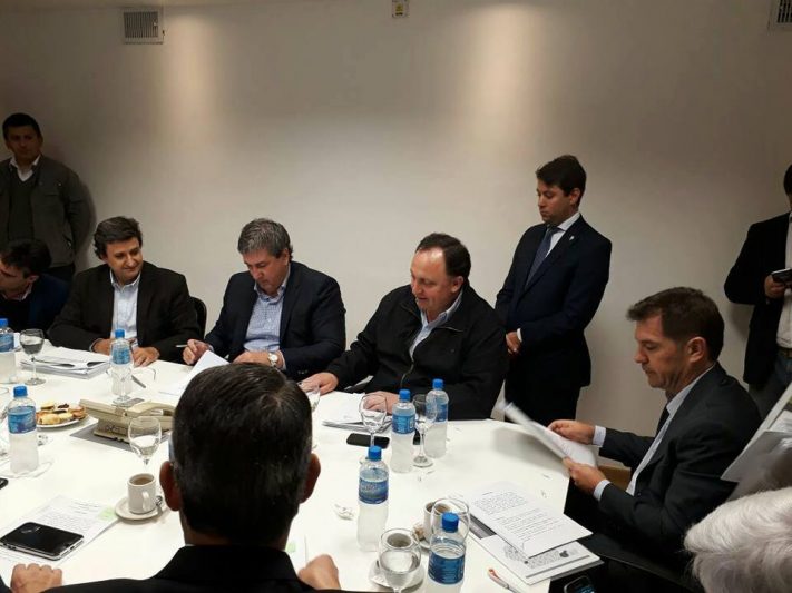 El jefe comunal Germán Di Cesare firmó convenios de obras de infraestructura