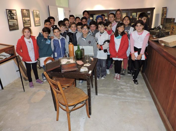 Otamendi: Visita de los alumnos de la Esc. primaria N° 7 al Museo de la Vida Rural