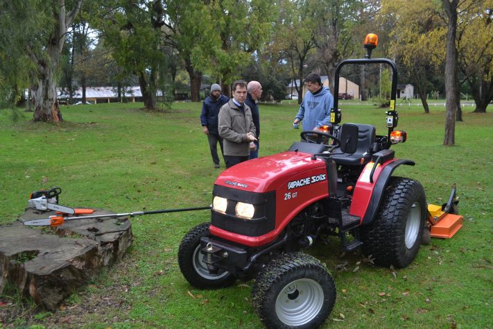 Miramar: el jefe comunal Di Cesare entregó maquinarias en el vivero municipal