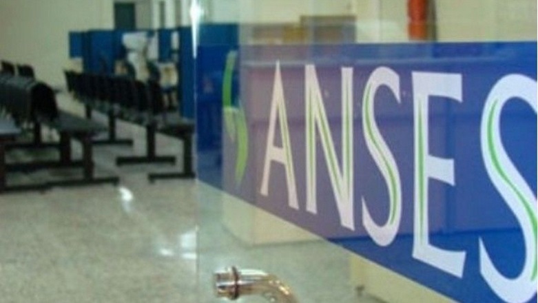 Jubilados, pensionados y AUH cobran con aumento de ANSES: conocé el cronogramas de pagos
