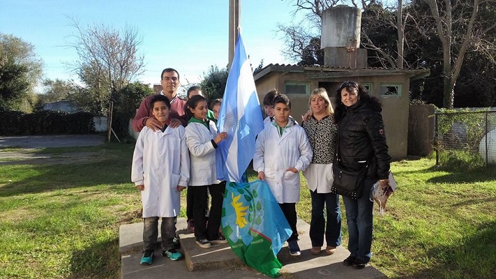 La Escuela Nº 9 de Mechongué recibió dos banderas