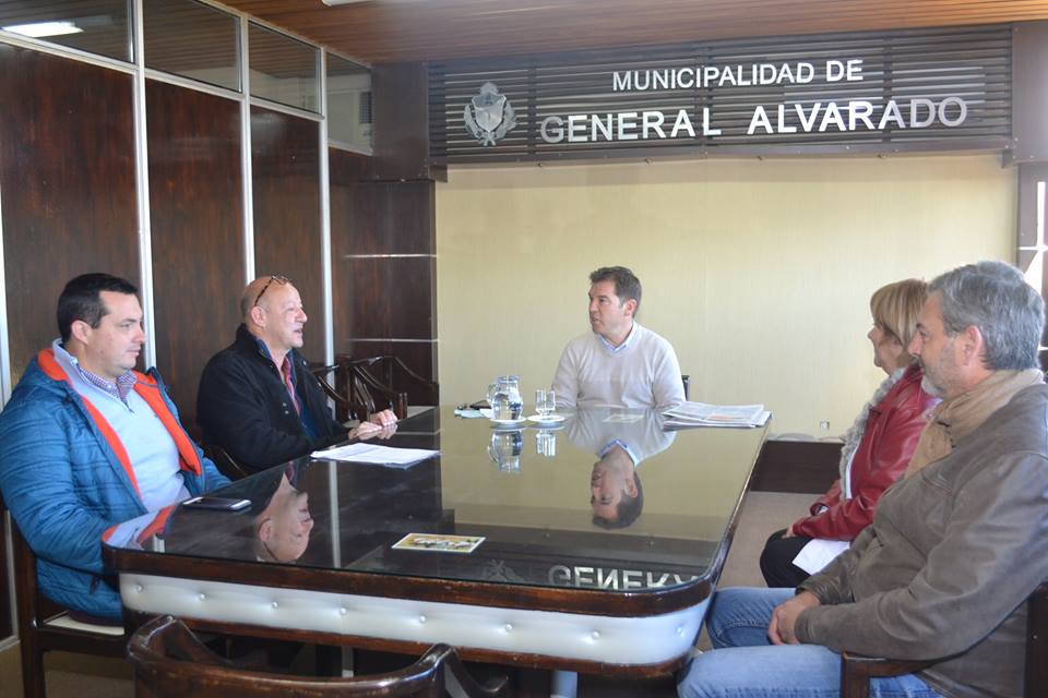 Miramar: El jefe comunal, Di Cesare entregó subsidios a instituciones educativas