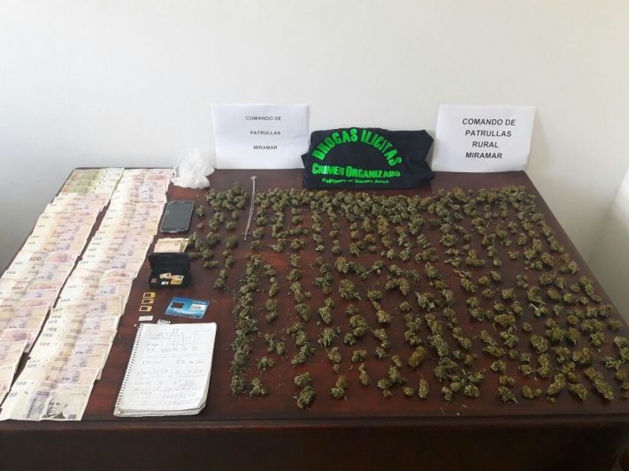 Miramar: llevaba más de 400 cogollos de marihuana en un remís