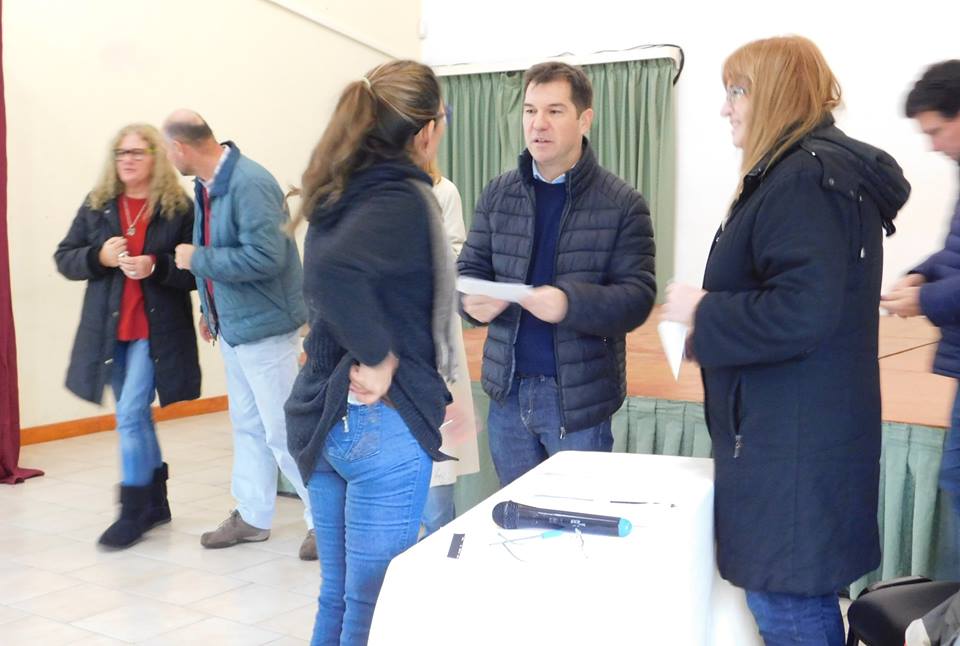 Otamendi: se entregaron las becas a estudiantes