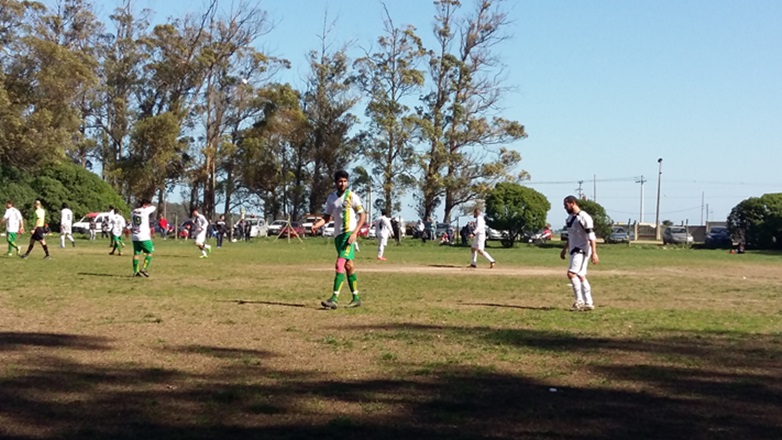 Fútbol de los barrios: Deportivo Mitre dio cuenta de San Martín. Goleada de Alvarado