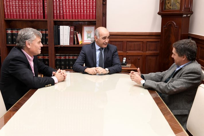Daniel Salvador, Guido Lorenzino y Enrique Honores pasan revista a los ajustes en los servicios