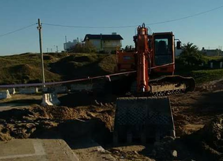 Mar del Sud: Luego de la intensa lluvia, se repara el puente