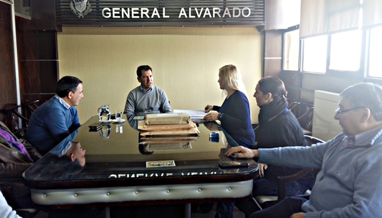 Gral. Alvarado: el jefe comunal Di Cesare realizó la apertura del sobre de la licitación de 53 cuadras de cloacas en el barrio “El Paraíso”