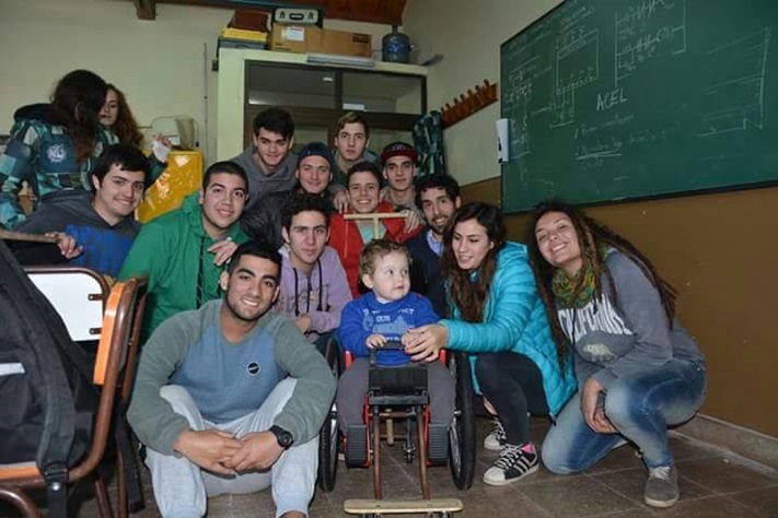 Miramar: una silla para Benicio gracias a los alumnos de la Escuela Técnica N° 1