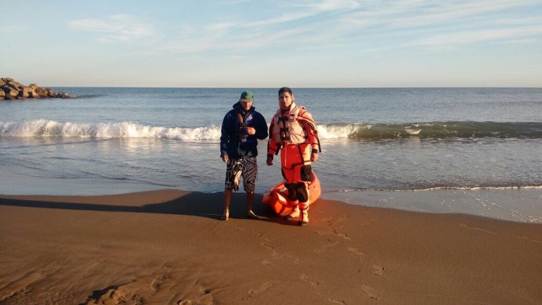 Rescataron a un kayakista en la costa de Miramar