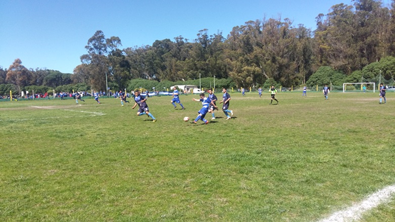 Fútbol de los barrios: Racing dio cuenta de Alvarado. Mitre y San Martín comparten la punta