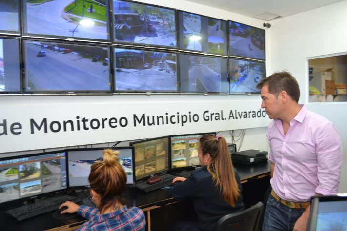 General Alvarado: el Municipio presentó las cámaras lectoras de patentes y los relojes antipánico