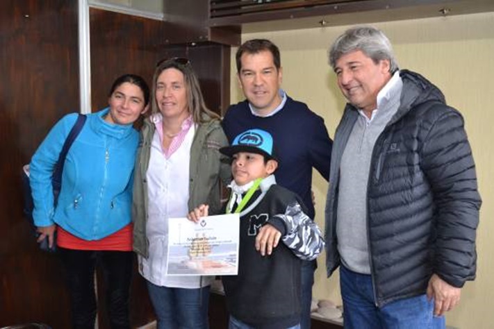 Gral Alvarado: el jefe comunal Germán Di Césare recibió a los deportistas premiados en los  juegos bonaerenses.