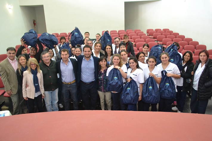 Miramar: Germán Di Cesare junto a Leandro Goroyesky entregaron los kits para estudiantes de enfermería