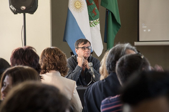 El periodista y escritor Gustavo Menéndez presentó el libro de la Universidad Nacional de los Comechingones