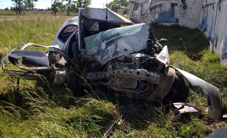 Ruta 88: un hombre despistó con su auto y chocó contra un edificio abandonado