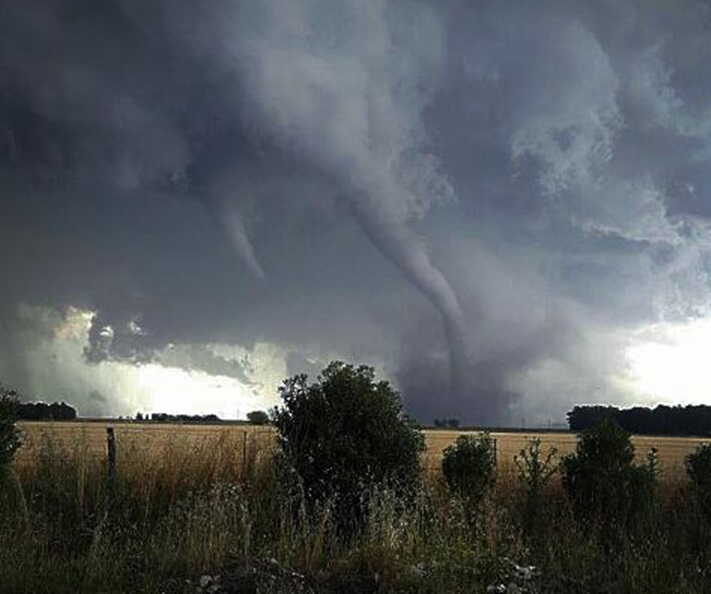Importantes destrozos en Mechongué y Otamendi tras el paso de un tornado.