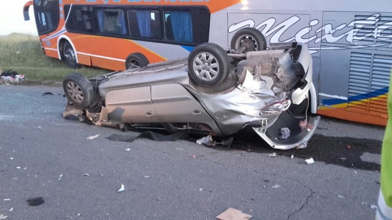 Ruta 11: Un auto volcó y casi ocasiona una tragedia