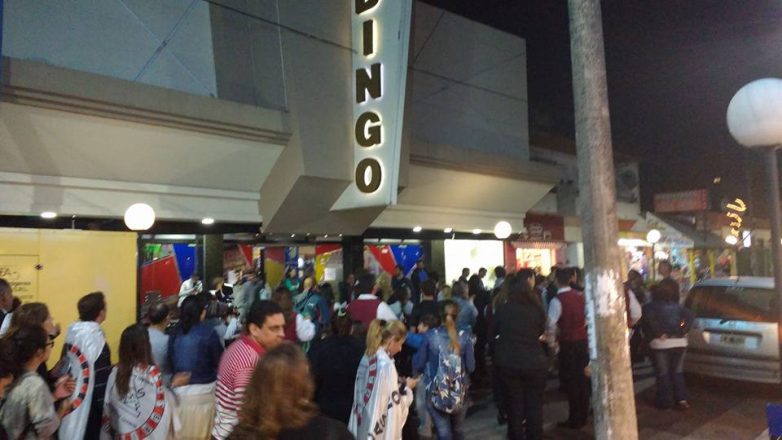 Cierre del Casino de Mar de Ajó: Vecinos y trabajadores del juego protestaron por las calles