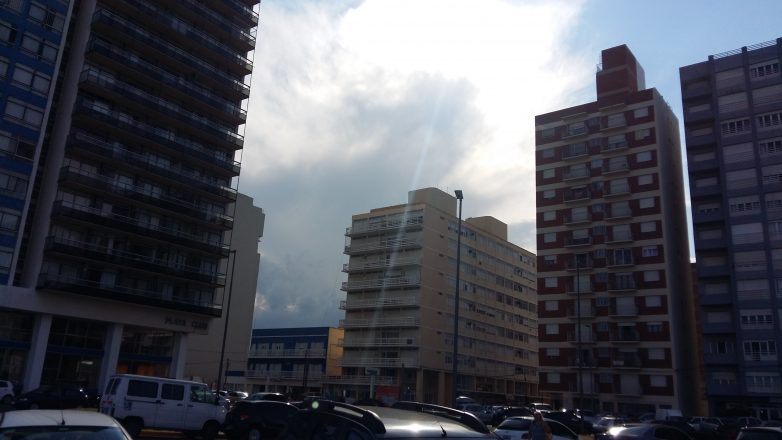 El tiempo para Miramar y zona: el cielo gris le gana al sol. Máxima 22°C.