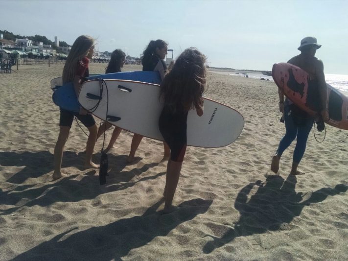 Miramar: taller de surf para los jóvenes del programa ENVIÓN