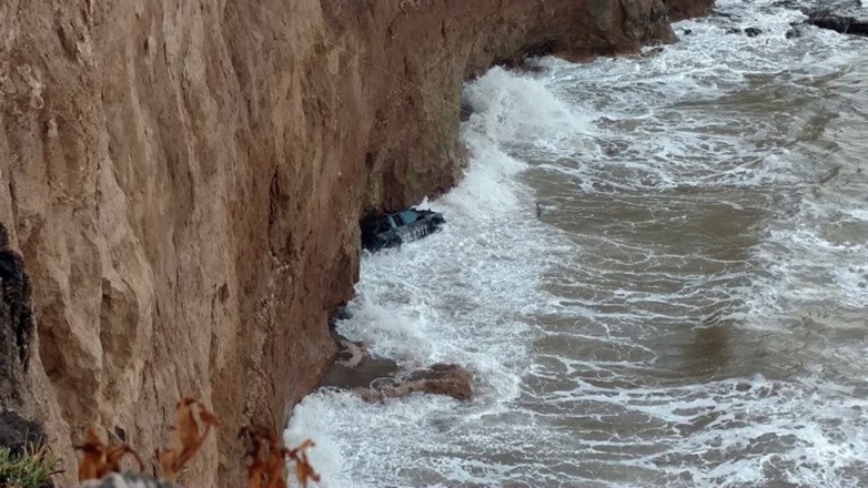 Playa Los Lobos: una camioneta cayó desde un acantilado
