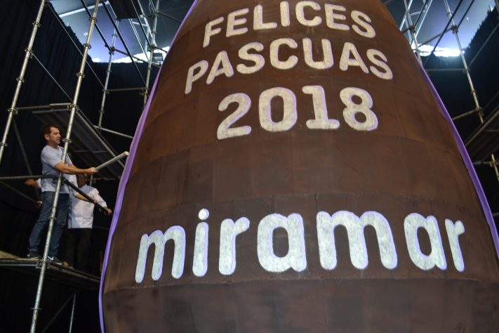 Miramar: miles de personas degustaron del Huevo de Pascuas Gigante en Chocolate