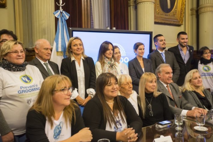 La ONG “Mamá en Línea” distinguió a Malena Galmarini por su lucha contra el “grooming”