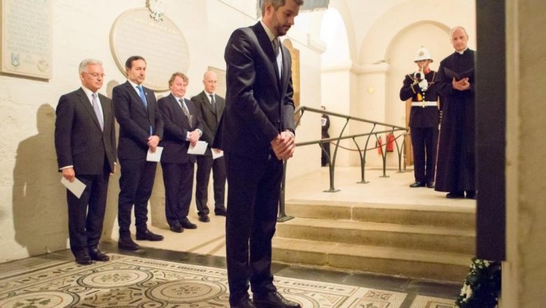 Marcos Peña dejó flores en Londres y homenajeó a los soldados británicos caídos en Malvinas