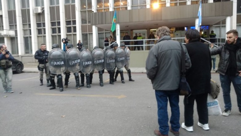 Declaran “ciudadanos no gratos” de Miramar a policías condenados por el crimen de Natalia Melmann