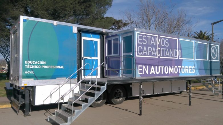 Aula Taller Móvil de Reparación de Autos y Motos en aniversario de Quequén
