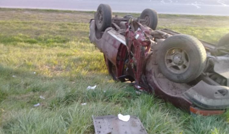 Murió un hombre al volcar su camioneta en la ruta 226