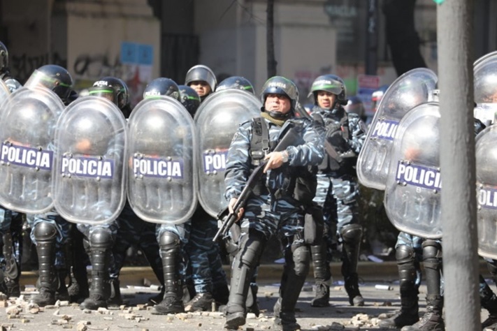 Violenta represión a trabajadores del Astillero Río Santiago en La Plata