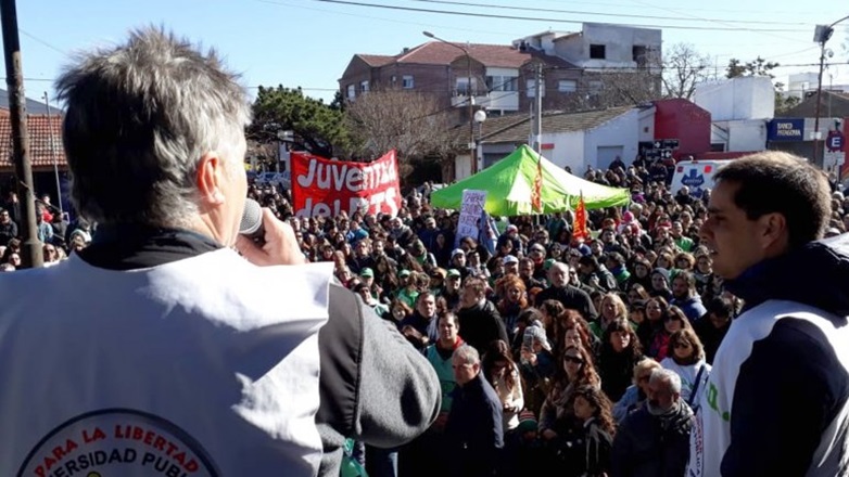Realizaron un abrazo solidario a la UNMdP en contra de los recortes de fondos