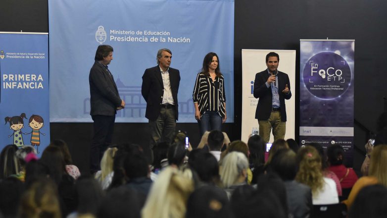 Entrega de certificados de operadores de Primera Infancia