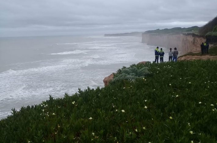 Se metieron a surfear en los Acantilados y tuvieron que rescatarlos en pleno temporal