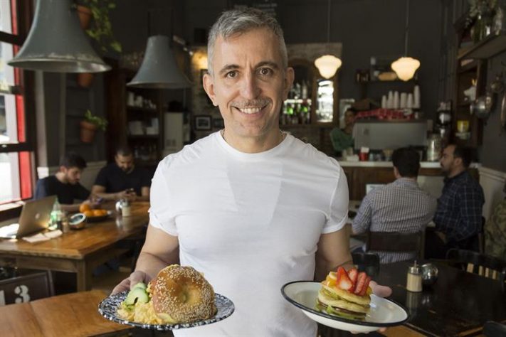 El bar que abrió, un miramarense, en Madrid que es el preferido de los actores de Merlí