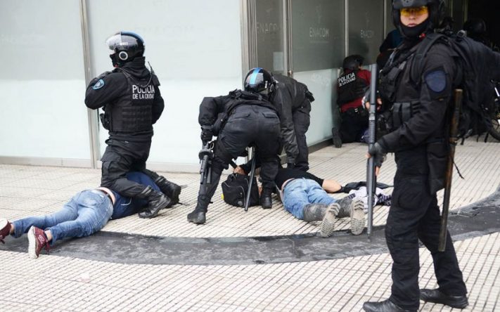 Graves incidentes frente al Congreso : al menos 27 detenidos y 11 heridos