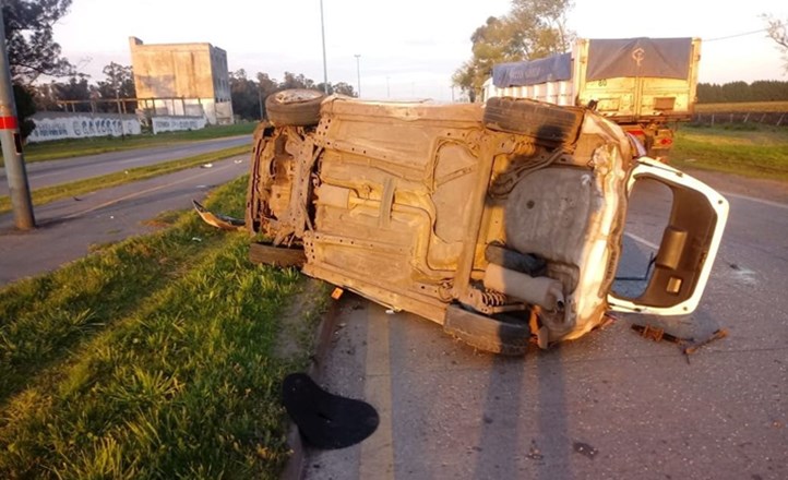 Ruta 88: Un auto volcó en el kilómetro 4