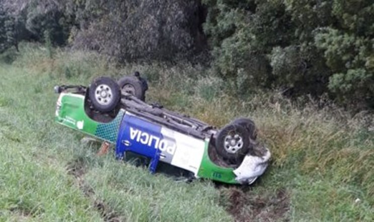 Volcó un patrullero en la ruta 2 y el policía que manejaba se salvó de milagro