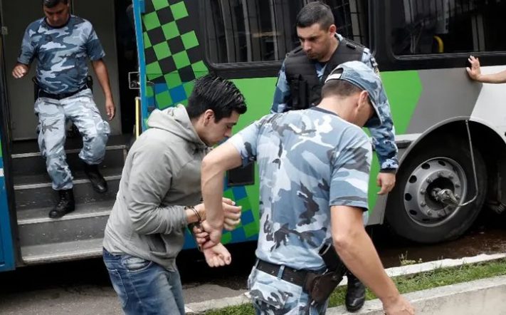 Violación: la furia de los familiares de los acusados con la prensa