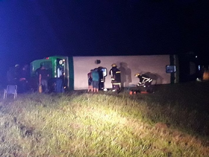 Volcó un micro en la ruta 88: un muerto y más de 30 heridos