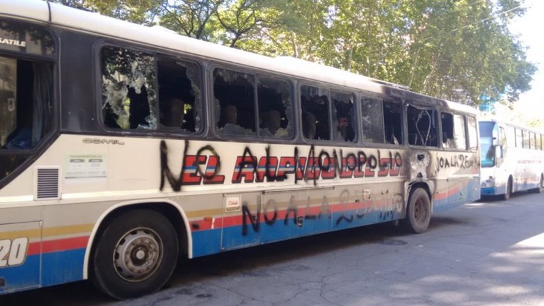 Mar del Plata: incendiaron un micro de “El Rápido del Sud”